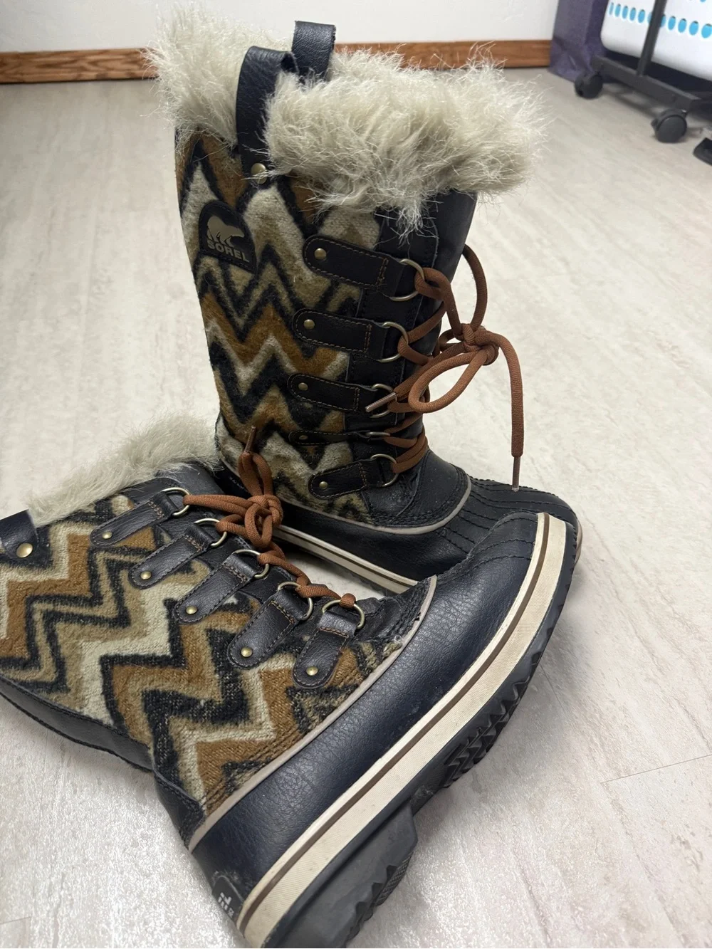 Sorel Tofino boots Black and Brown Chevron Winter Boot